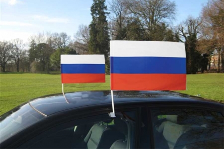 Флаг России на автомобильном флагштоке
