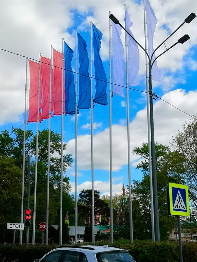Флаги на уличных флагштоках